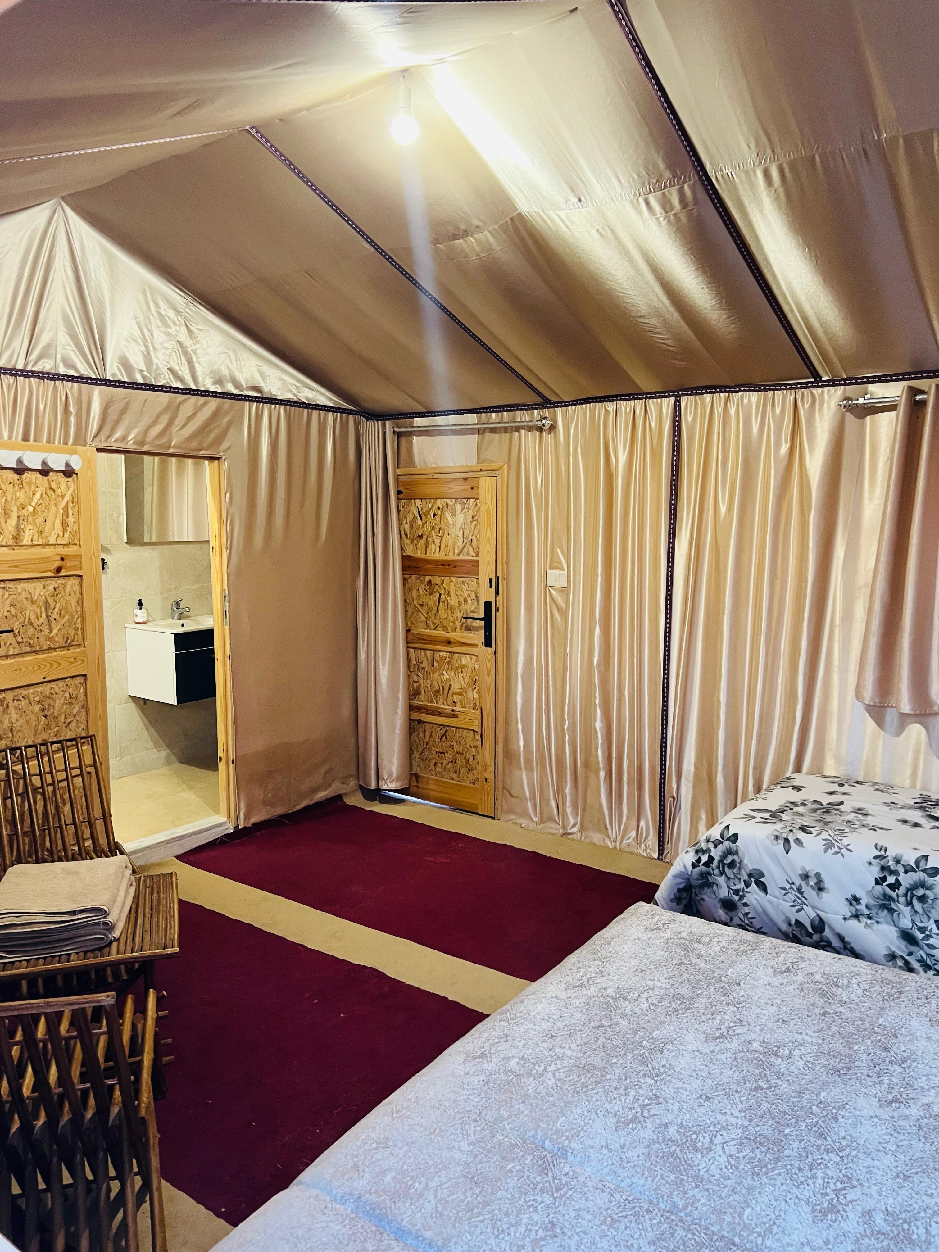 Intérieur d'une tente berbère au coucher du soleil dans le désert de Sabria